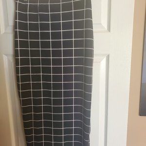 Ladies Medium size black/white pencil skit